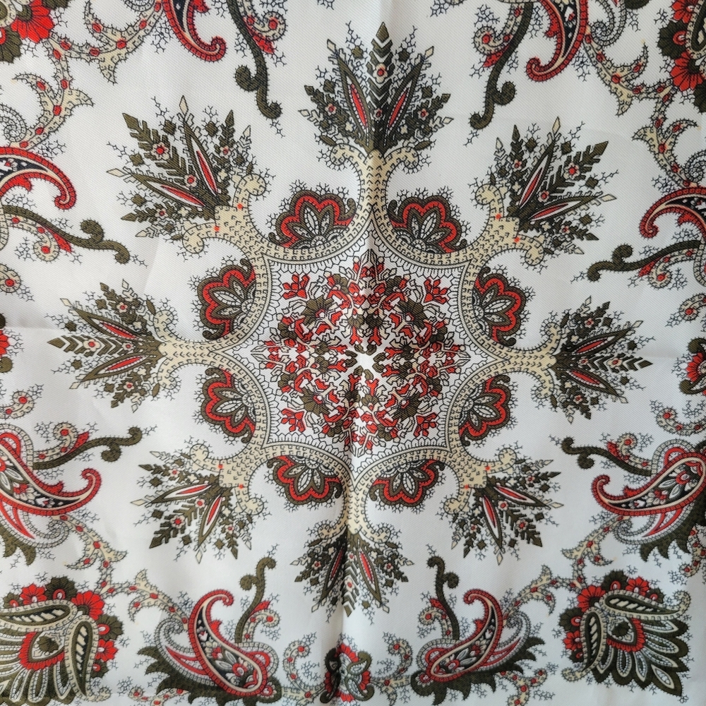 Vintage Italian Scarf & Leaf Scarf Clip ~ 1970s-1980s? ~ Pretty Paisley Pattern - Picture 5 of 16